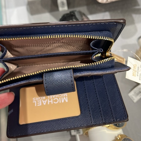 MICHAEL KORS
Medium Crossgrain Leather Wallet
Navy 
NWT - Picture 5 of 16